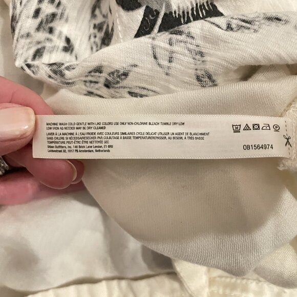 Black&Cream Colored, V-Neck Short-Sleeve Top- Pre Loved Anthroplogie - Picture 9 of 12